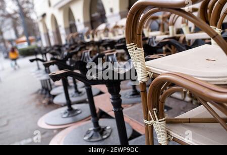 Munich, Allemagne. 03ème mars 2021. Des chaises et des tables empilées se trouvent à l'extérieur d'un restaurant fermé. Credit: Sven Hoppe/dpa/Alay Live News Banque D'Images