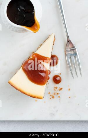 Tranche de cheesecake avec sauce caramel. Vue de dessus Banque D'Images