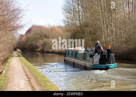 Un bateau à rames fait le chemin le long du canal de Coventry de Tamworth à Polesworth sous le soleil du printemps. Banque D'Images