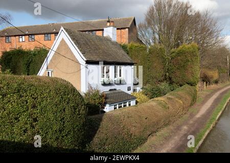 Marshwigl Cottage situé sur le côté du canal de Coventry, à la périphérie de Tamworth. Le cottage est peint de couleurs vives et comprend des galeries de poupées modèles donnant sur les fenêtres et sur les balcons. Le chalet porte la plaque, Charlotte Bill 'Lala' (1875-1964) un visiteur régulier de ce chalet. Royal nursemaid à la princesse Mary et au prince John (le prince perdu). Banque D'Images