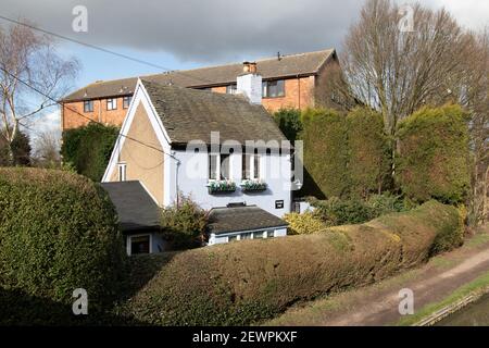 Marshwigl Cottage situé sur le côté du canal de Coventry, à la périphérie de Tamworth. Le cottage est peint de couleurs vives et comprend des galeries de poupées modèles donnant sur les fenêtres et sur les balcons. Le chalet porte la plaque, Charlotte Bill 'Lala' (1875-1964) un visiteur régulier de ce chalet. Royal nursemaid à la princesse Mary et au prince John (le prince perdu). Banque D'Images