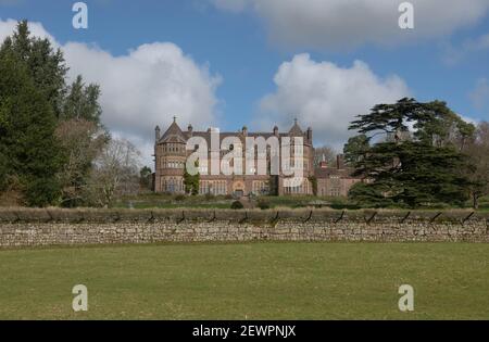 Manoir gothique victorien situé à Parkland, à Knightshayes, lors d'une brillante journée d'hiver dans la campagne rurale du Devon, Angleterre, Royaume-Uni Banque D'Images