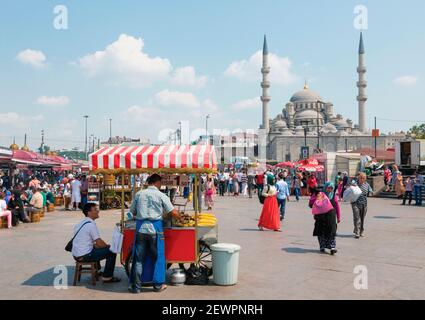 Istanbul, Turquie. La nourriture stalle sur le quai Eminonu et la Nouvelle Mosquée, ou Yeni Camii. Banque D'Images