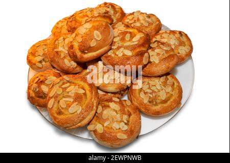 petits pains aux amandes fraîchement cuits, pain sucré rond isolé sur fond blanc Banque D'Images