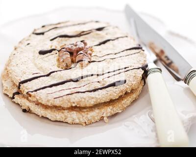 biscuits au caramel et au chocolat décorés de noyer blanc assiette vintage avec couverts Banque D'Images