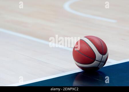 Ballon orange officiel sur un terrain de basket-ball en bois dur Banque D'Images