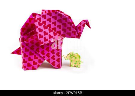 Un gros plan d'éléphants d'origami colorés à motifs isolés un arrière-plan blanc Banque D'Images