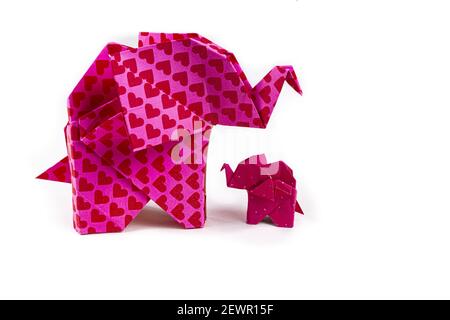 Un gros plan d'éléphants d'origami colorés à motifs isolés un arrière-plan blanc Banque D'Images