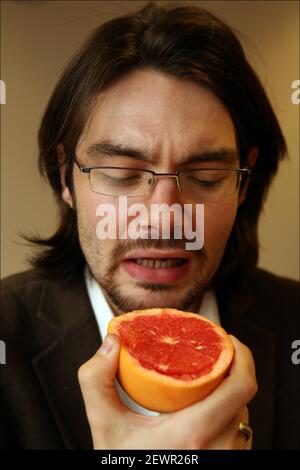 Jerome Taylor essaie LE FRUIT MIRACLE ( Synsepalum Dulcificum) Ce qui rend les aliments aigre et amer goût sweeter.photographie par David Sandison l'indépendant Banque D'Images