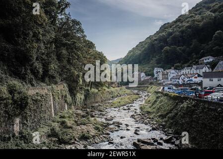 Rivière à Lynmouth, parc national Exmoor, North Devon Banque D'Images