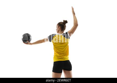 Professionnel. Jeune joueuse de volley isolée sur fond blanc de studio. Femme en entraînement de sport et en train de s'entraîner en action, en vol. Concept de sport, de mode de vie sain, de mouvement et de mouvement. Banque D'Images