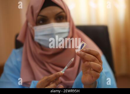 Gaza. 3 mars 2021. Un agent de santé prépare une dose du vaccin COVID-19 lors d'une campagne de vaccination dans un centre médical de l'Office de secours et de travaux des Nations Unies pour les réfugiés de Palestine dans le proche-Orient (UNRWA), dans la ville de Rafah, dans le sud de la bande de Gaza, le 3 mars 2021. Credit: Khaled Omar/Xinhua/Alamy Live News Banque D'Images