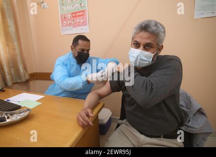 Gaza. 3 mars 2021. Un palestinien reçoit une dose du vaccin COVID-19 lors d'une campagne de vaccination dans un centre médical de l'Office de secours et de travaux des Nations Unies pour les réfugiés de Palestine dans le proche-Orient (UNRWA), dans la ville de Rafah, dans le sud de la bande de Gaza, le 3 mars 2021. Credit: Khaled Omar/Xinhua/Alamy Live News Banque D'Images