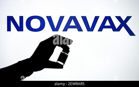 Pologne. 1er mars 2021. Le logo Novavax est vu avec une main tenant un flacon dans cette photo d'illustration à Varsovie, Pologne, le 1er mars 2021. Le vaccin contre le SRAS-COV-2 produit par la société de biotechnologie américaine Novavax est efficace à 95.6 % par rapport à la variante originale du SRAS-COV-2 et offre également une protection contre les variantes plus récentes telles que celles du Royaume-Uni et de l'Afrique du Sud. (Photo de Jaap Arriens/Sipa USA) crédit: SIPA USA/Alay Live News Banque D'Images