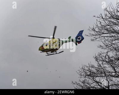 Letham Grange, Colliston, Écosse, Royaume-Uni, 3 mars 2021, Une ambulance aérienne SCAA au parcours de golf Letham Grange Old Golf course qui prend une voiture après un accident. Banque D'Images