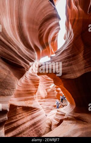 Les touristes explorent un canyon de fente dans Upper Antelope Canyon, Navajo Land, Arizona, États-Unis d'Amérique, Amérique du Nord Banque D'Images