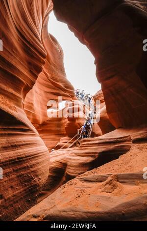 Les touristes explorent un canyon de fente dans Upper Antelope Canyon, Navajo Land, Arizona, États-Unis d'Amérique, Amérique du Nord Banque D'Images