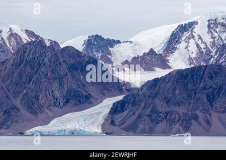 Glacier Tidewater dans les eaux calmes de Makinson Inlet, île d'Ellesmere, Nunavut, Canada, Amérique du Nord Banque D'Images