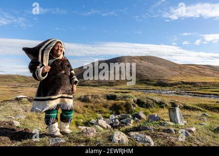 Femme inuite en vêtements traditionnels faits à la main, Pond Inlet, Mittimatalik, dans le nord de l'île de Baffin, au Nunavut, au Canada, en Amérique du Nord Banque D'Images