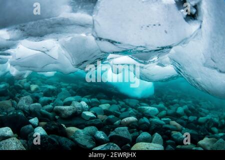 Vue sous-marine d'une épaisse glace à la purée de glace à l'île de Cuverville, au chenal Ererra, en Antarctique, dans les régions polaires Banque D'Images