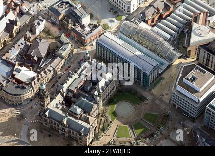 Vue aérienne de l'hôtel de ville de Sheffield avec les jardins de la paix, le jardin d'hiver et l'hôtel Mercure) Banque D'Images