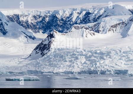 Montagnes enneigées, glaciers et icebergs dans les régions de Lindblad Cove, de Charcot Bay, de Trinity Peninsula, de l'Antarctique et des régions polaires Banque D'Images