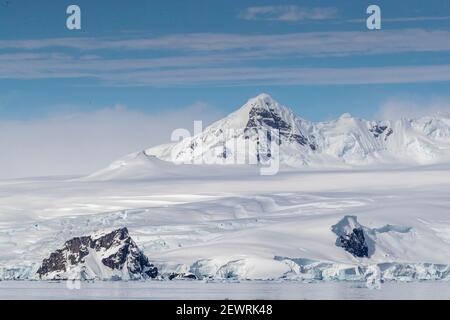 Montagnes enneigées et glaciers en eau tidwater dans le port de Mikkelsen, l'île Trinity, l'Antarctique, les régions polaires Banque D'Images