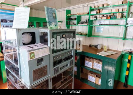 Intérieur de l'ancienne base britannique maintenant un musée et un bureau de poste à Port Lockroy sur la petite île Goudier, Antarctique, régions polaires Banque D'Images