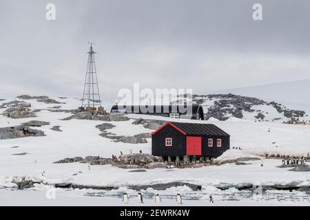 L'ancienne base britannique est maintenant un musée et un bureau de poste à Port Lockroy sur la petite île Goudier, Antarctique, régions polaires Banque D'Images