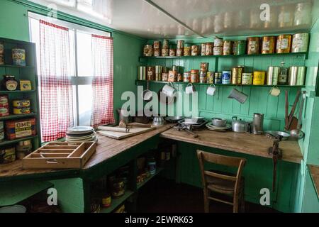 Intérieur de l'ancienne base britannique maintenant un musée et un bureau de poste à Port Lockroy sur la petite île Goudier, Antarctique, régions polaires Banque D'Images