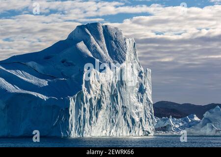 Des icebergs massifs ont été calés du glacier Jakobshavn Isbrae, site classé au patrimoine mondial de l'UNESCO, Ilulissat, Groenland, régions polaires Banque D'Images