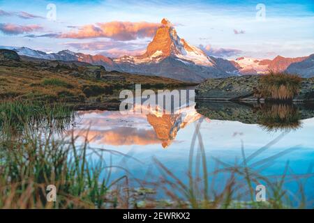 Lever de soleil au-dessus de Matterhorn et lac Stellisee, Zermatt, canton du Valais, Suisse, Europe Banque D'Images