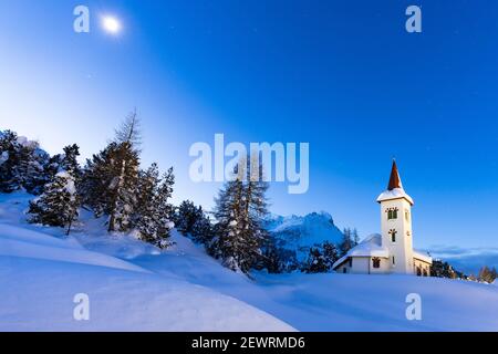 Crépuscule sur Chiesa Bianca dans le paysage enneigé éclairé par la lune, Maloja, vallée de Bregaglia, Engadine, canton de Graubunden, Suisse, Europe Banque D'Images