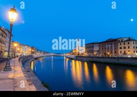 Anciennes lanternes et bâtiments au crépuscule avec pont Ponte di Mezzo sur les rives de la rivière Arno, Lungarno, Pise, Toscane, Italie, Europe Banque D'Images