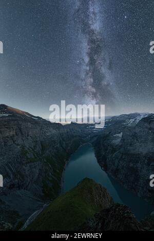 Voie lactée dans le ciel étoilé au-dessus du lac Limmernsee, vue aérienne, canton de Glaris, Suisse, Europe Banque D'Images