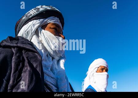 Tuaregs traditionnels habillés, Oasis de Timia, Air Mountains, Niger, Afrique Banque D'Images