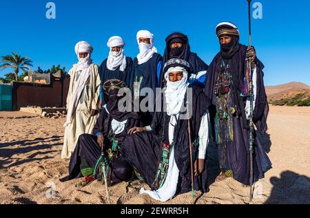 Tuaregs traditionnels habillés, Oasis de Timia, Air Mountains, Niger, Afrique Banque D'Images