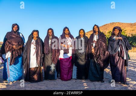 Femmes traditionnelles vêtues de Tuareg, Oasis de Timia, Air Mountains, Niger, Afrique Banque D'Images