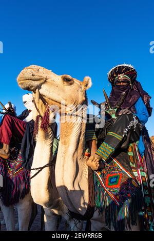 Tuaregs traditionnels habillés sur leurs chameaux, Oasis de Timia, Air Mountains, Niger, Afrique Banque D'Images