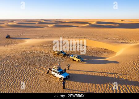 Antennes de voitures traversant les dunes de sable du désert de Tenere, Sahara, Niger, Afrique Banque D'Images