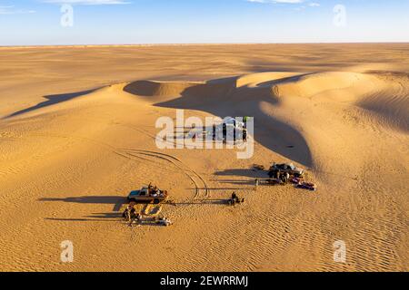 Campeurs dans les dunes de sable du désert de Tenere, Sahara, Niger, Afrique Banque D'Images