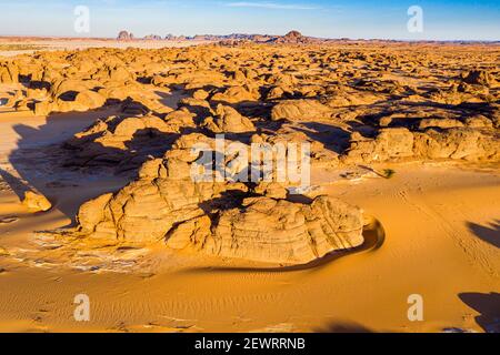 Antenne de magnifiques formations rocheuses dans le plateau de Djado, désert de Tenere, Sahara, Niger, Afrique Banque D'Images