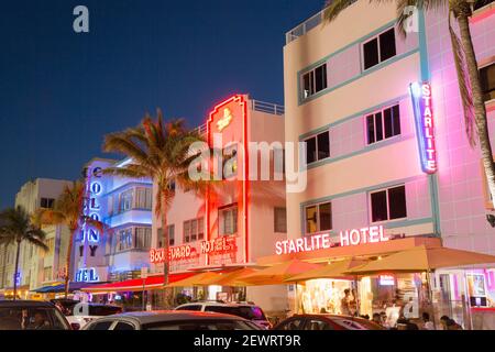 Façades colorées de l'hôtel illuminées la nuit, Ocean Drive, quartier historique art déco, South Beach, Miami Beach, Floride, États-Unis d'Amérique Banque D'Images