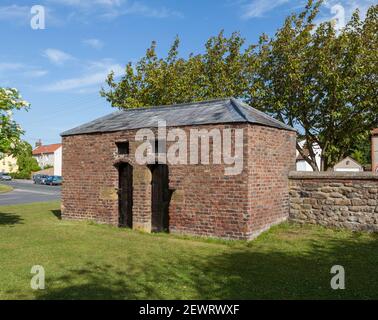 Le vieux village historique construit en briques se bloque à Hunmanby, dans le North Yorkshire Banque D'Images