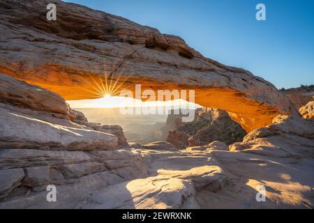 Sunburst à Mesa Arch, Parc national de Canyonlands, Utah, États-Unis d'Amérique, Amérique du Nord Banque D'Images