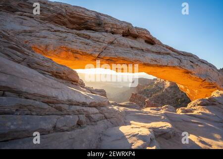 Arc lumineux à Mesa Arch, Parc national de Canyonlands, Utah, États-Unis d'Amérique, Amérique du Nord Banque D'Images