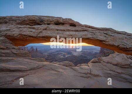 Lever du soleil à Mesa Arch avec une rafale de soleil, Parc national de Canyonlands, Utah, États-Unis d'Amérique, Amérique du Nord Banque D'Images