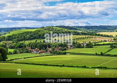 Vue de Fingt Wood à Fingt Village et Cadmore End dans les collines Chiltern près de High Wycombe, Fing, Buckinghamshire, Angleterre, Royaume-Uni Banque D'Images