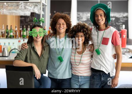 Portrait d'un groupe diversifié d'amis heureux célébrant St patrick's. une journée au bar Banque D'Images