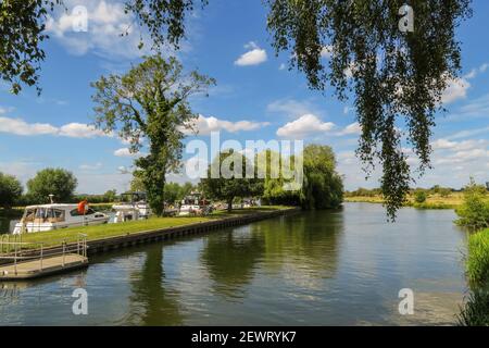 Des bateaux à moteur amarrés à Days Lock sur la Tamise entre Dorchester et Little Wittenham, Dorchester-on-Thames, Oxfordshire, Angleterre Banque D'Images